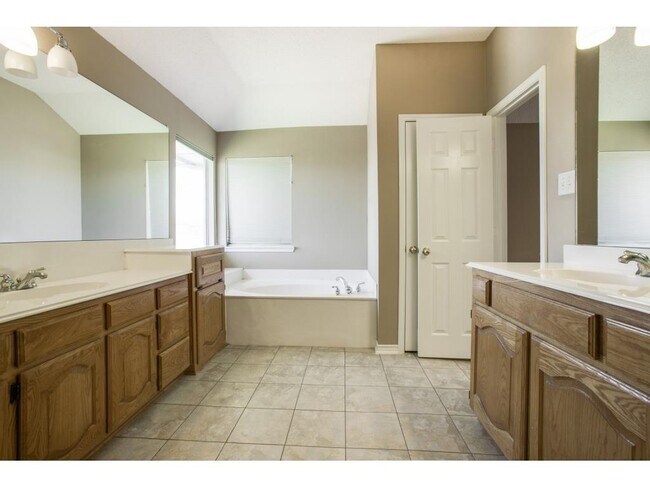 Building Photo - 137 W Clubview Ct