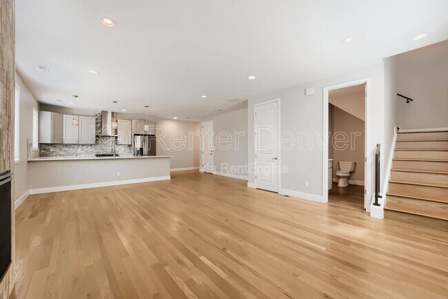 Building Photo - 758 S Leyden St