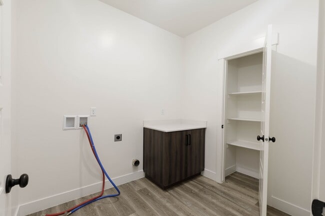 Building Photo - 3 bed plus office / 2.5 bath / 3 car Singl...