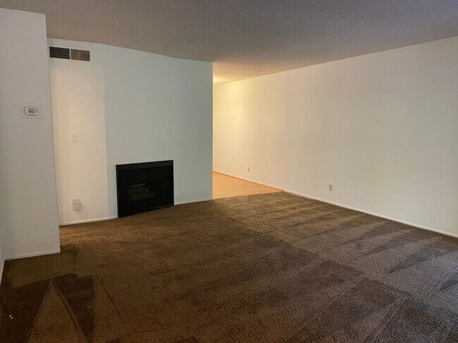 Building Photo - 2 Bedroom TownHome
