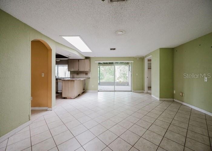Building Photo - 1243 Royal Oak Dr S
