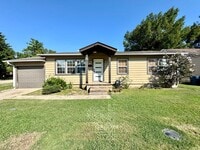 Building Photo - Charming Bungalow with Large Fenced Backya...