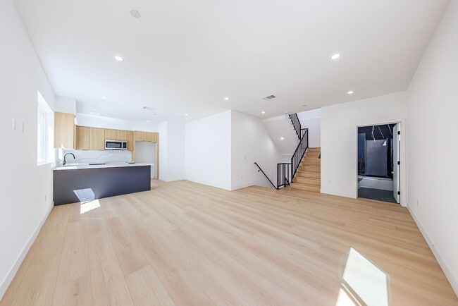 Building Photo - 2847 S Victoria Ave