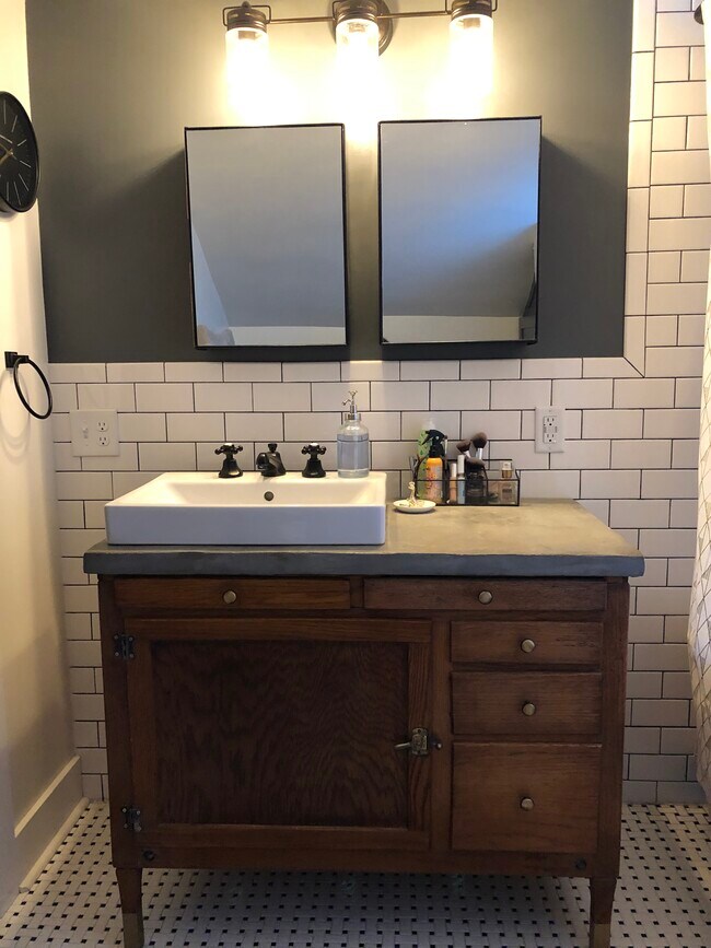 Building Photo - 166 Bush Ln