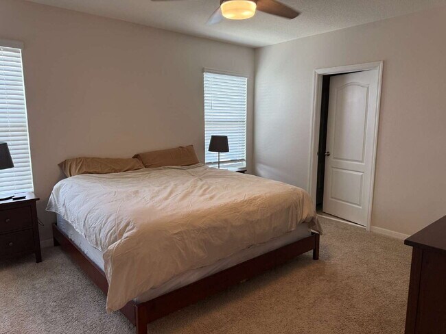 Building Photo - Large 4 Bedroom/2.5 Bathroom Home in Thompson Grove