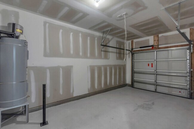 Building Photo - ***FREE DECEMBER RENT*** AND APPLICATION FEES WAIVED UPON APPROVAL!!!