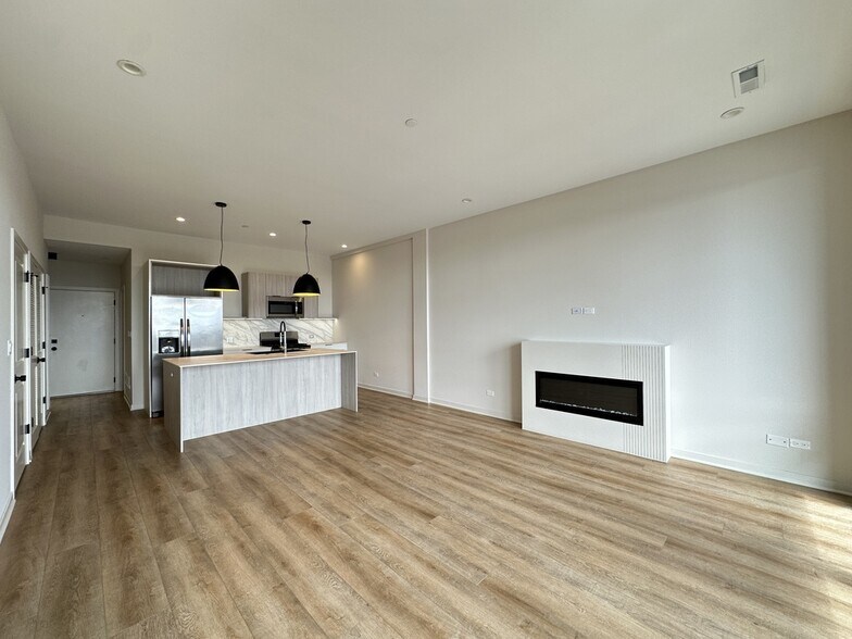 Building Photo - 3215 N Narragansett Ave