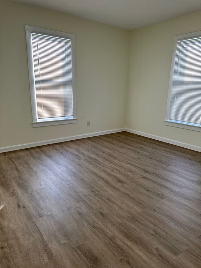 Building Photo - Newly Updated 2 bedroom 1 bath in Excelsio...