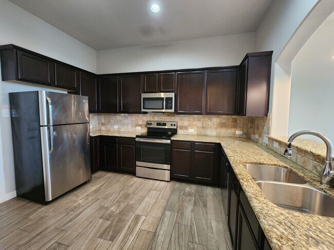Building Photo - Large 3/2.5/2 in Creekside Crossing! Game Room + Balcony! Fridge Included / CISD