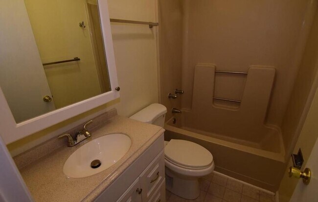 Building Photo - Woods Edge 2-Bedroom Townhome!