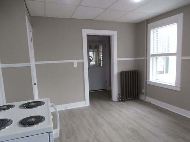 Building Photo - 2 Bedroom, 1 Bath Duplex in Quiet Dover Ne...