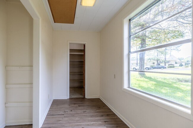Building Photo - 559 Marsim Dr