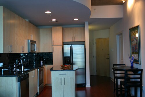 Full-size Kitchen -- upgrades galore - 210 N Church St