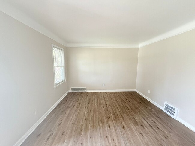 Building Photo - This beautifully updated 3-bedroom, 1-bath...