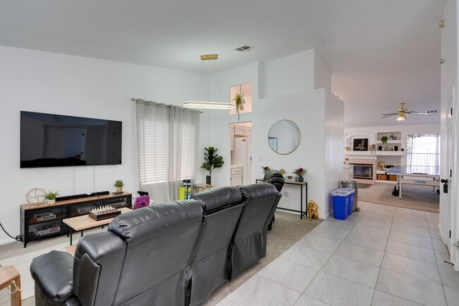 Building Photo - FULLY FURNISHED 3BEDROOM HOME IN NORTH LAS...