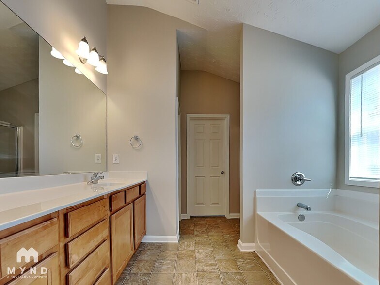 Building Photo - 2250 Village Green Dr