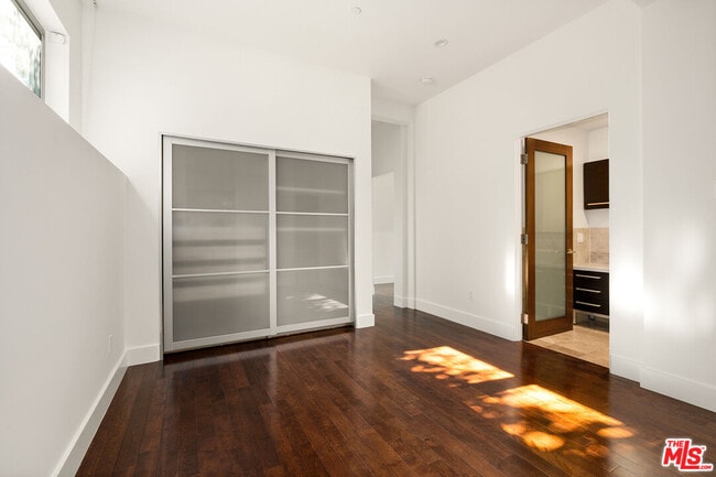 Building Photo - 3255 Fernwood Ave