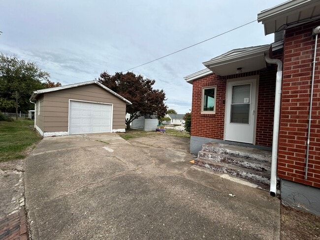 Building Photo - 2 Bedroom 1 Bath