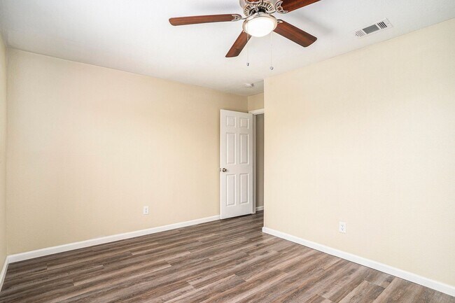 Building Photo - Updated 3/1 with Granite Counter Tops and Refrigerator Included!