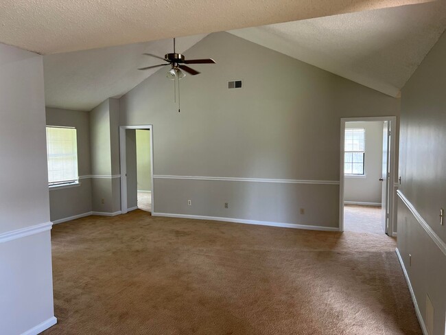Building Photo - MOVE IN SPECIAL: $1000 OFF 1ST MONTH'S RENT!**