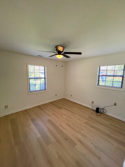 Building Photo - 1043 Chestnut Oak Ct NE