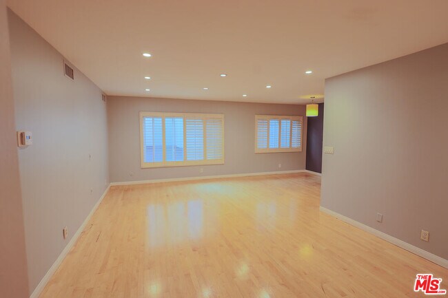 Primary Photo - 1250 Kings Rd