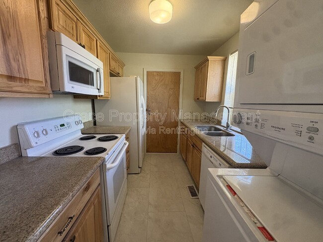 Building Photo - 1343 Del Mar Pkwy