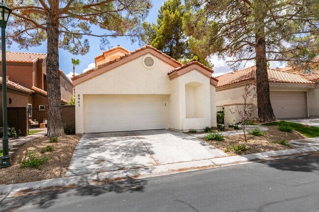 Building Photo - 3 Bedroom, 2.5 Bath Golf Course Home in Guard-Gated Canyon Gate