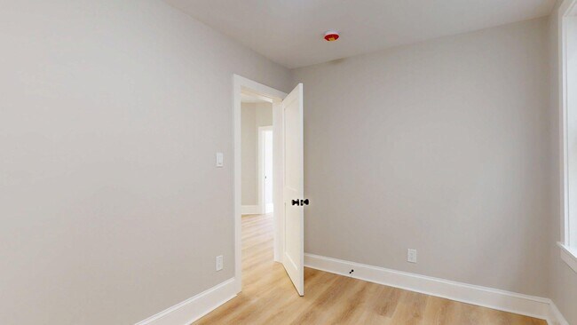 Building Photo - 205 Chelsea St