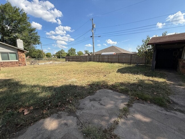Building Photo - 4 Bedroom, Vinyl Flooring House, Large Yar...