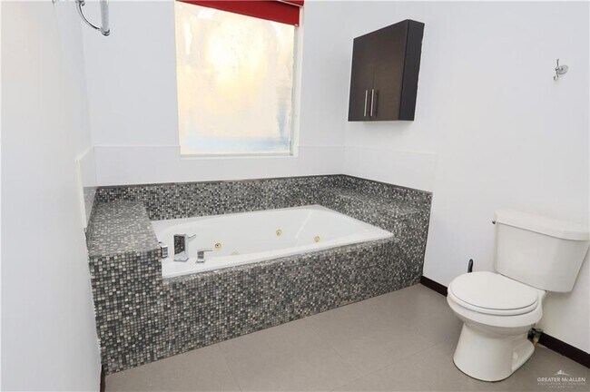 Building Photo - 28 Grovewood Ave