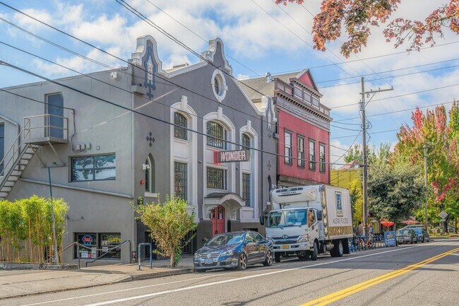 Building Photo - 626 NE Russell St