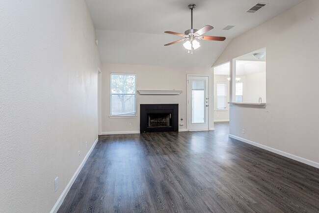 Building Photo - Comfortable 3BR/2BA Home with Vinyl Floori...