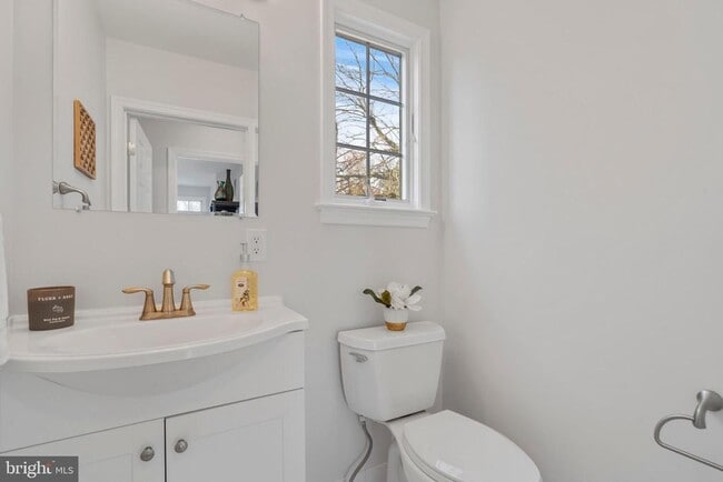 Building Photo - 2426 N Powhatan St