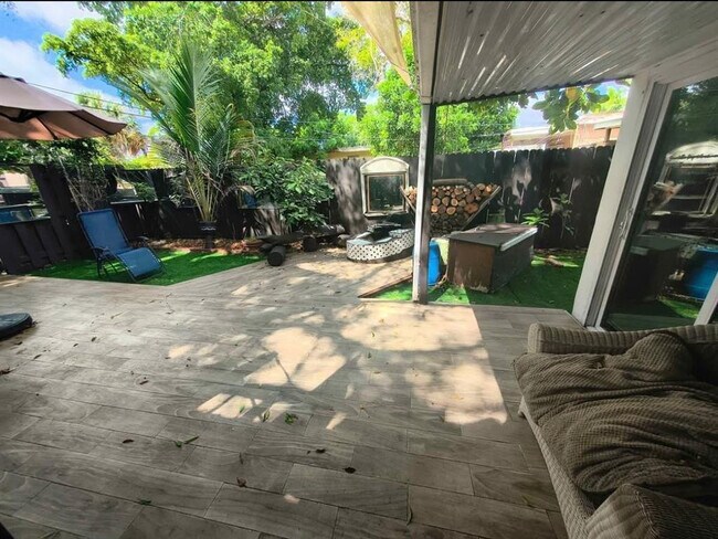 Building Photo - 2206 Coolidge St