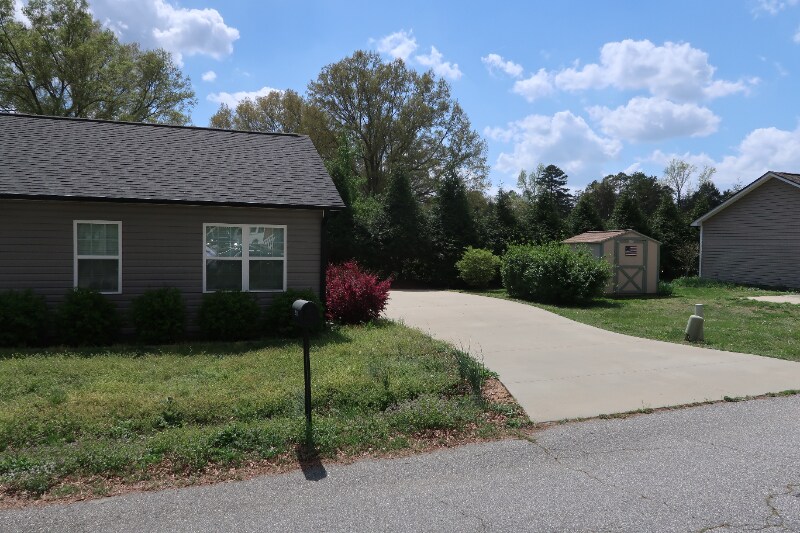 Building Photo - 210 Orch Pk Ln