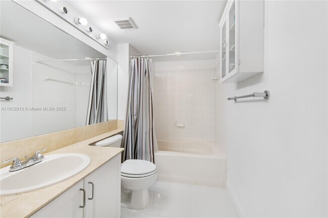 Building Photo - 1155 Brickell Bay Dr