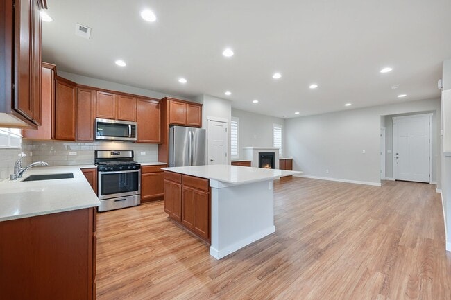 Building Photo - Community beach access! 4 bedrooms 2.5 baths.