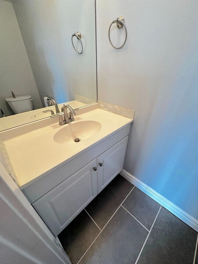 Building Photo - Move in ready home in 80918!