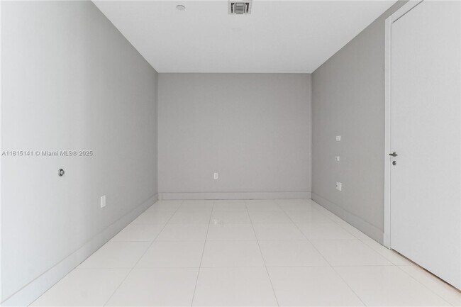 Building Photo - 200 Biscayne Blvd Way