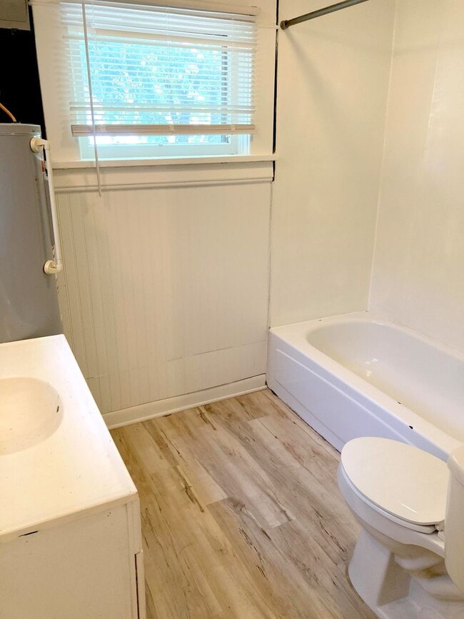 Building Photo - 2 Bed 1 Bath Home