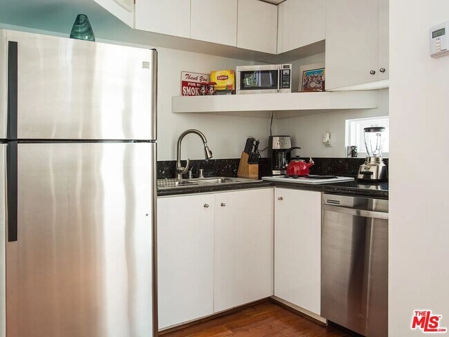 Building Photo - 8661 Clifton Wy