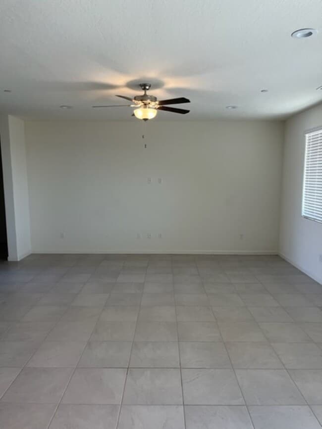 Building Photo - 4 Bedroom 2 Bath home in Hanford Coming So...