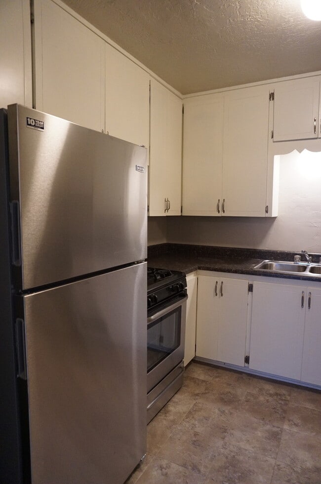 Building Photo - 4 BED 2 BATH 1 CAR GARAGE PLUS CARPORT IN STEVE PENNINGTON ADDITION