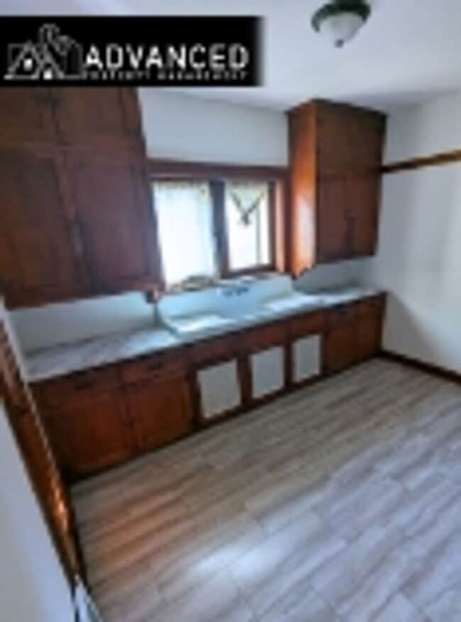 Building Photo - Charming 2-Bedroom Lower Unit in Milwaukee’s Tippecanoe Neighborhood – Available Now!