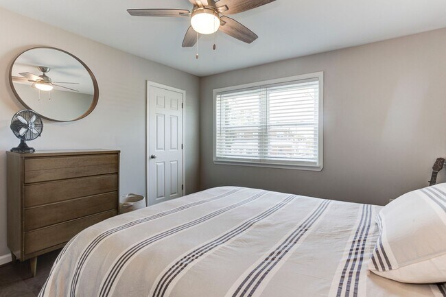 Building Photo - Trinidad Rowhome | 2 Bed | 1 Bath | 800 Sf | Large Fenced-In Front Porch & Fenced-in Backyard | 2...