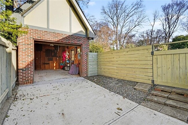 Building Photo - 39 Alden Ave NW