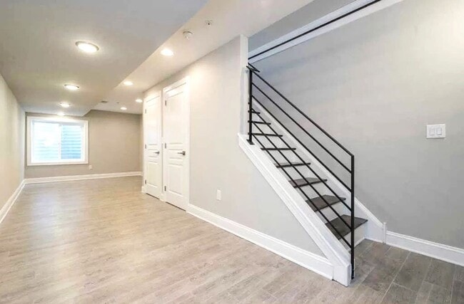 Building Photo - Gorgeous 3-Bedroom Townhome with Finished Basement and Rooftop Deck! Available mid-June!
