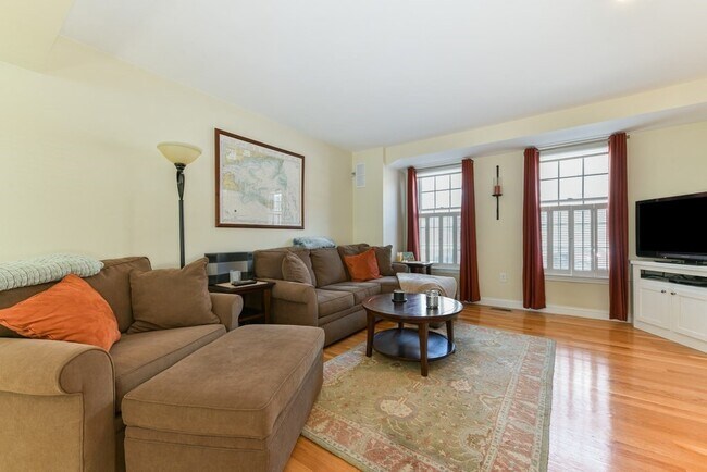 Building Photo - 168 Bunker Hill St
