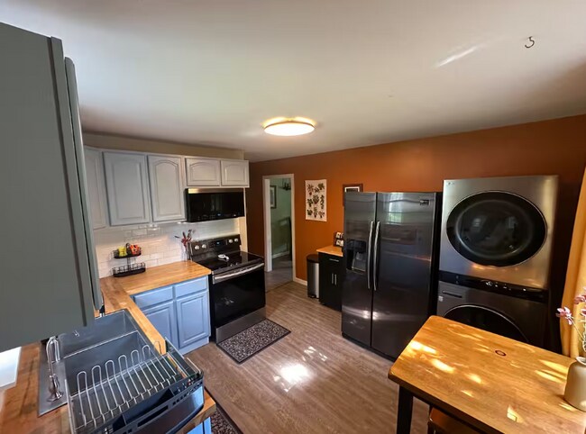 Building Photo - Charming 2-Bedroom Main-Floor Home with Fenced Yard & Utilities Included